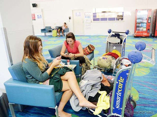 ダーウィン空港で再開を待つ乗客