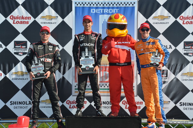 第7戦の表彰式。左から2位パワー、優勝カストロネベス、3位キンボール。写真:INDYCAR