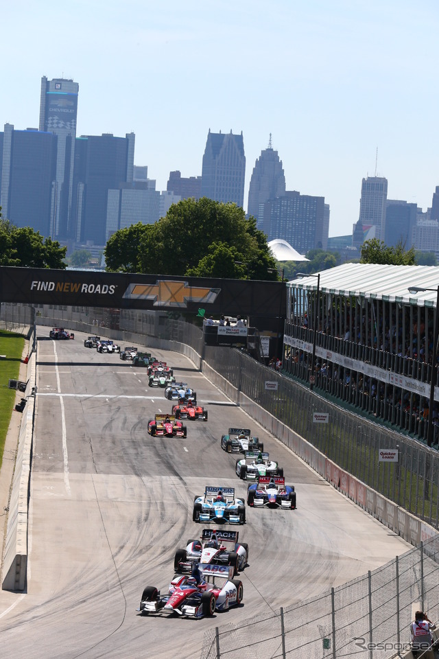 先頭を走る佐藤琢磨。写真:INDYCAR