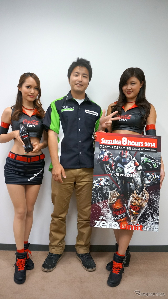 渡辺一樹選手と鈴鹿サーキットレースクイーンの野中一希さん(左)&板垣里奈さん(右)