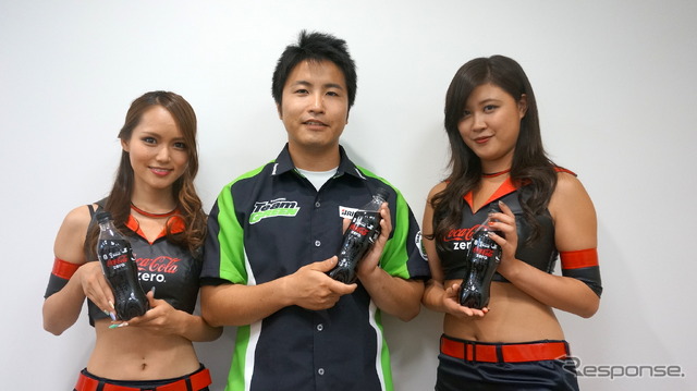 渡辺一樹選手と鈴鹿サーキットレースクイーンの野中一希さん(左)&板垣里奈さん(右)