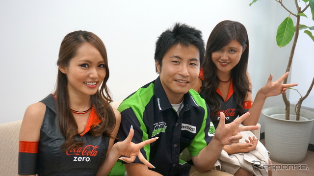 渡辺一樹選手と鈴鹿サーキットレースクイーンの野中一希さん(左)&板垣里奈さん(右)