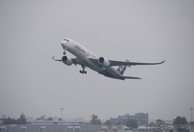 初期長時間フライト試験へ離陸するA350　XWB