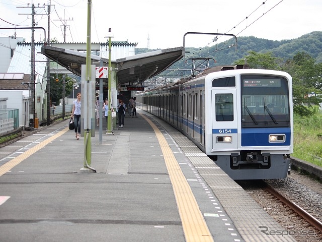 「マル得1日フリーきっぷ」は多摩川線を除く西武線全線を利用できる。写真は池袋線の元加治駅。
