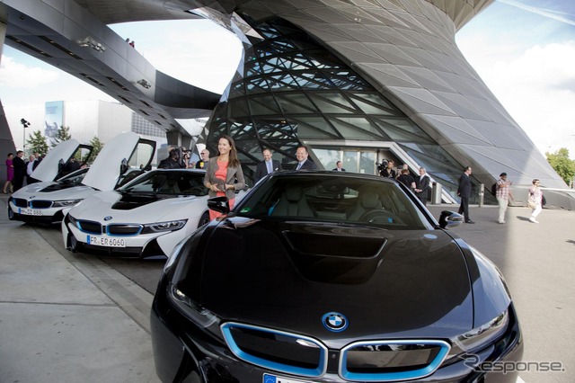 BMW i8の最初の量産車の引き渡し式。BMWのドイツ本社