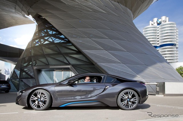 BMW i8の最初の量産車の引き渡し式。BMWのドイツ本社