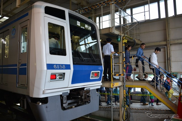 6月8日に開催された車両工場公開イベント「西武・電車フェスタ2014 in 武蔵丘車両検修場」の様子。普段は目にすることができない検修作業の実演などが行われた。