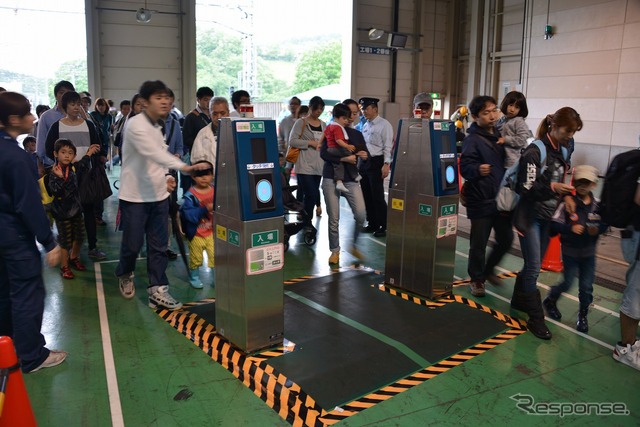 6月8日に開催された車両工場公開イベント「西武・電車フェスタ2014 in 武蔵丘車両検修場」の様子。普段は目にすることができない検修作業の実演などが行われた。