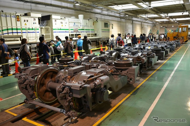 6月8日に開催された車両工場公開イベント「西武・電車フェスタ2014 in 武蔵丘車両検修場」の様子。普段は目にすることができない検修作業の実演などが行われた。