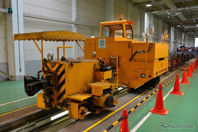 6月8日に開催された車両工場公開イベント「西武・電車フェスタ2014 in 武蔵丘車両検修場」の様子。普段は目にすることができない検修作業の実演などが行われた。