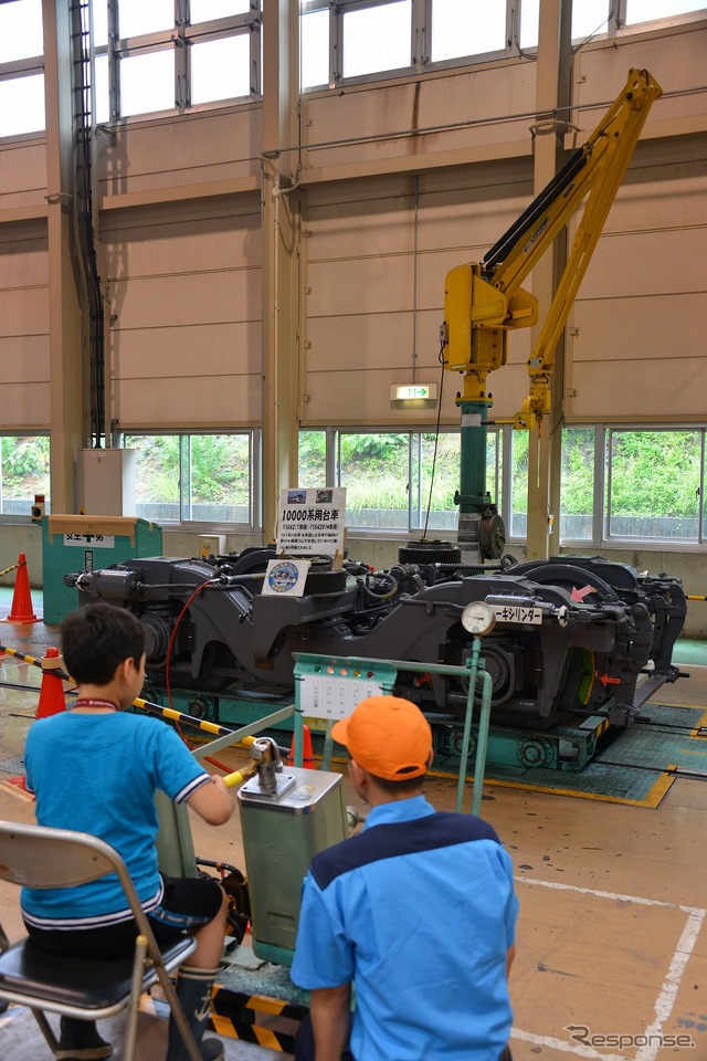 6月8日に開催された車両工場公開イベント「西武・電車フェスタ2014 in 武蔵丘車両検修場」の様子。普段は目にすることができない検修作業の実演などが行われた。