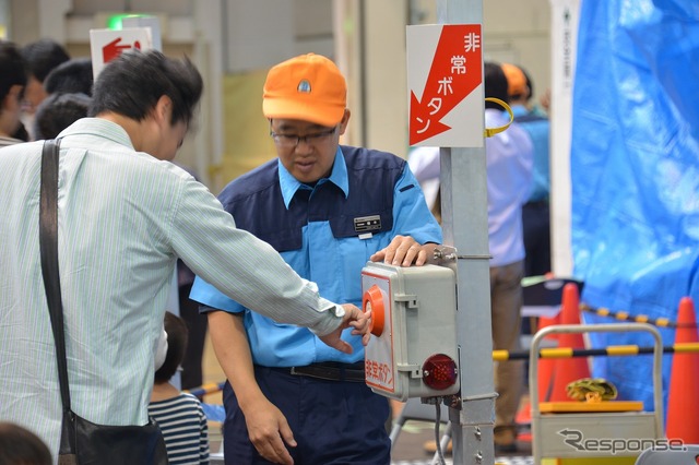 6月8日に開催された車両工場公開イベント「西武・電車フェスタ2014 in 武蔵丘車両検修場」の様子。普段は目にすることができない検修作業の実演などが行われた。