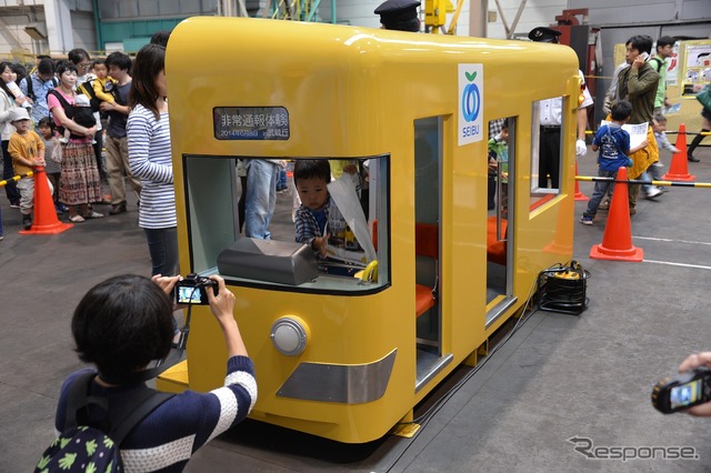 6月8日に開催された車両工場公開イベント「西武・電車フェスタ2014 in 武蔵丘車両検修場」の様子。普段は目にすることができない検修作業の実演などが行われた。
