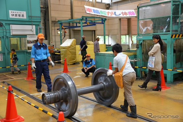 6月8日に開催された車両工場公開イベント「西武・電車フェスタ2014 in 武蔵丘車両検修場」の様子。普段は目にすることができない検修作業の実演などが行われた。