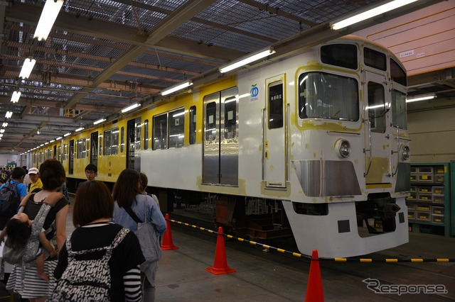6月8日に開催された車両工場公開イベント「西武・電車フェスタ2014 in 武蔵丘車両検修場」の様子。普段は目にすることができない検修作業の実演などが行われた。
