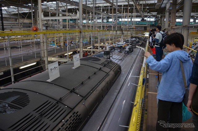 6月8日に開催された車両工場公開イベント「西武・電車フェスタ2014 in 武蔵丘車両検修場」の様子。普段は目にすることができない検修作業の実演などが行われた。