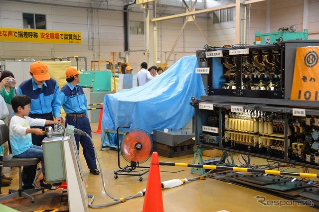 6月8日に開催された車両工場公開イベント「西武・電車フェスタ2014 in 武蔵丘車両検修場」の様子。普段は目にすることができない検修作業の実演などが行われた。