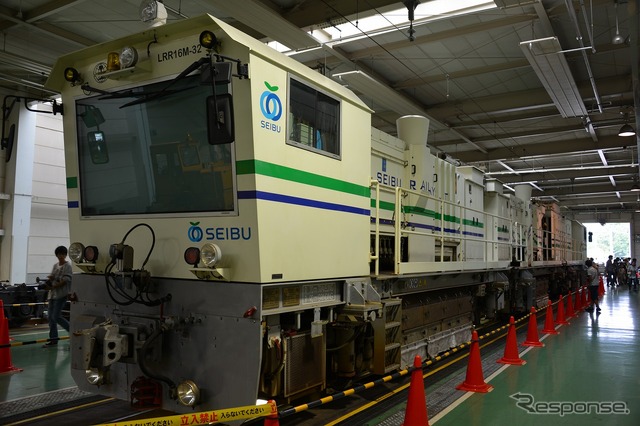 6月8日に開催された車両工場公開イベント「西武・電車フェスタ2014 in 武蔵丘車両検修場」の様子。普段は目にすることができない検修作業の実演などが行われた。
