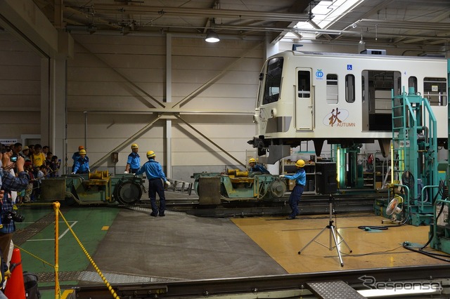 6月8日に開催された車両工場公開イベント「西武・電車フェスタ2014 in 武蔵丘車両検修場」の様子。普段は目にすることができない検修作業の実演などが行われた。