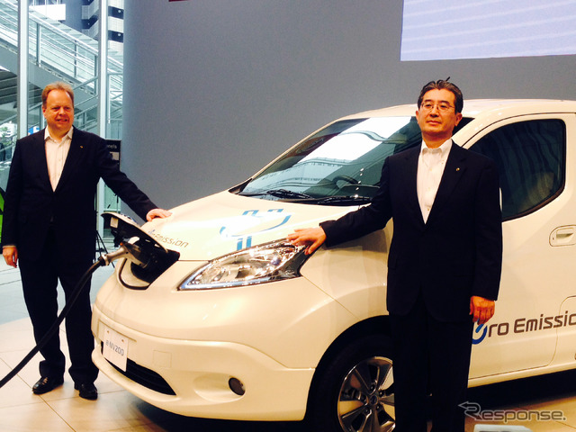 日産自動車アンディ・パーマー副社長（左）と片桐隆夫副社長（右）