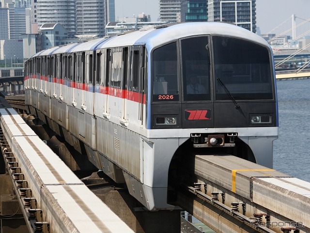 東京モノレール線を走る電車。