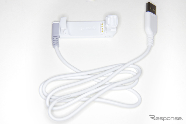 付属の専用クレードル。これも真っ白だ。パソコンのUSB端子に接続するが、充電だけなら市販のUSB対応ACアダプターも使用できる。