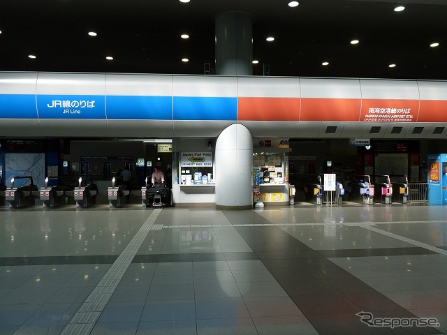 関西空港駅はJR（左）と南海（右）の改札口が並んで設けられている。