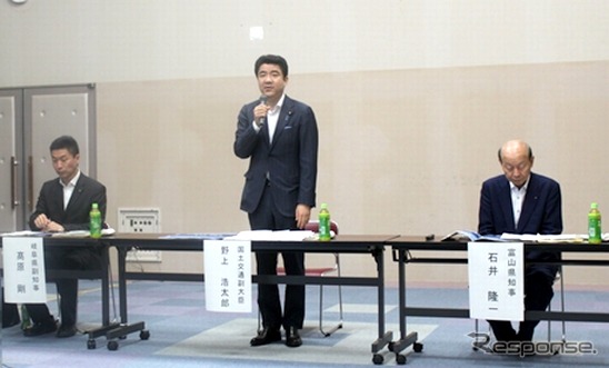 検討会で冒頭挨拶をする野上副大臣