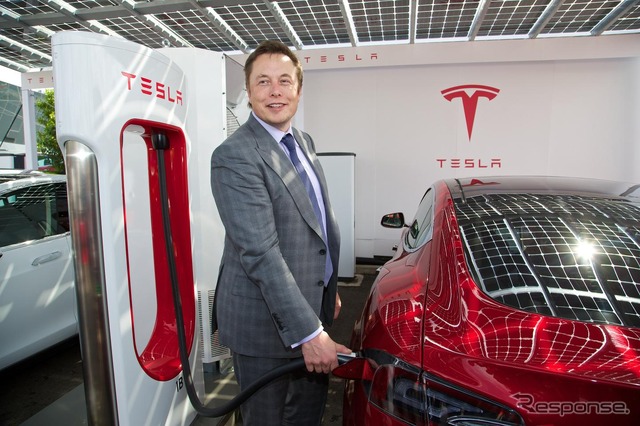 英国初の「スーパーチャージャー」でモデルSを急速充電するテスラのイーロン・マスクCEO