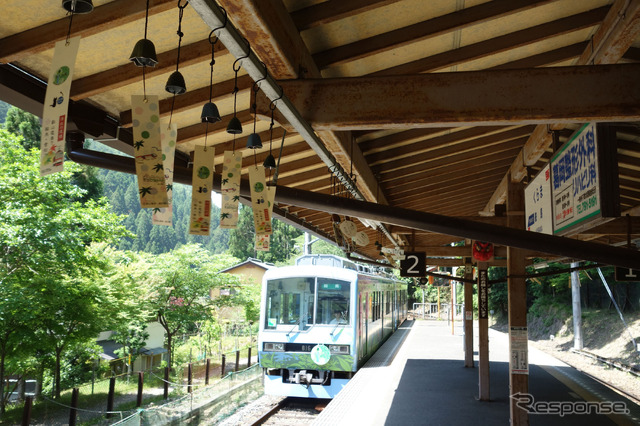 叡山電鉄は「悠久の風」キャンペーンにあわせ、南部風鈴約100個を鞍馬駅につり下げた。奥に見える電車は「悠久の風」号ヘッドマークを掲出した800系（815＋816号編成）。
