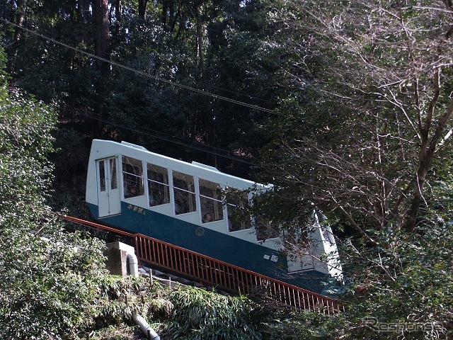 幼少期の源義経（牛若丸）が過ごした地として知られる鞍馬寺は、叡山電鉄の鞍馬駅から鞍馬寺が運営するケーブルカー「牛若号III」でアクセスできる。