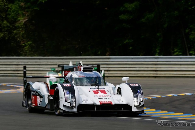 練習走行中のアウディR18 e-トロン・クワトロの1号車