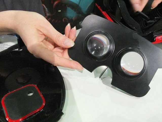 【E3 2014】VR機の新たな対抗馬!?スマートフォンを利用した4way HMD「Cmoar Personal Viewer」