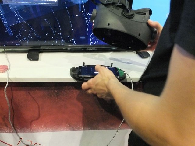 【E3 2014】VR機の新たな対抗馬!?スマートフォンを利用した4way HMD「Cmoar Personal Viewer」