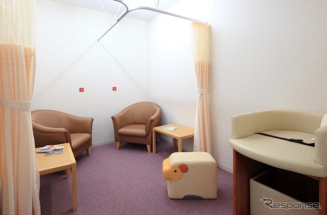 子連れの利用者にも利用しやすいよう授乳室を新たに設ける。写真は所沢駅に設置された授乳室。