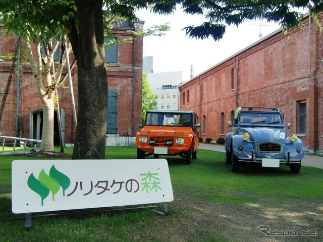 シトロエン・メアリ(左)とシトロエン・2CV(右)