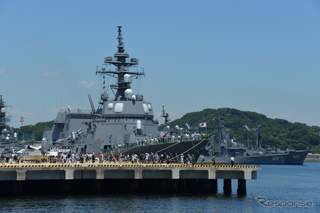 6月14日から始まった「よこすかYYのりものフェスタ2014」。海上自衛隊横須賀地方総監部は護衛艦や哨戒ヘリを公開した。