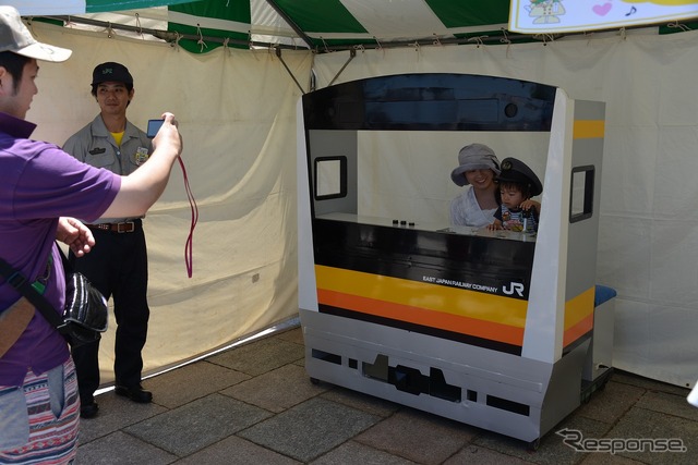 「よこすかYYのりものフェスタ2014」の開催にあわせ、伊豆急行2100系「リゾート21・黒船電車」が6月14日、横須賀線に入線。乗車体験会が大船~横須賀間で実施された。
