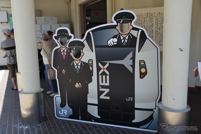 「よこすかYYのりものフェスタ2014」の開催にあわせ、伊豆急行2100系「リゾート21・黒船電車」が6月14日、横須賀線に入線。乗車体験会が大船～横須賀間で実施された。
