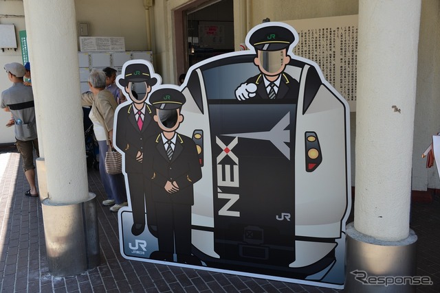「よこすかYYのりものフェスタ2014」の開催にあわせ、伊豆急行2100系「リゾート21・黒船電車」が6月14日、横須賀線に入線。乗車体験会が大船~横須賀間で実施された。