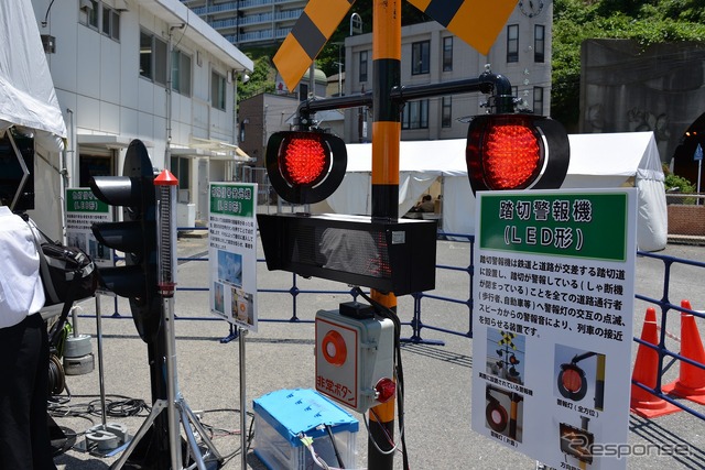 「よこすかYYのりものフェスタ2014」の開催にあわせ、伊豆急行2100系「リゾート21・黒船電車」が6月14日、横須賀線に入線。乗車体験会が大船~横須賀間で実施された。