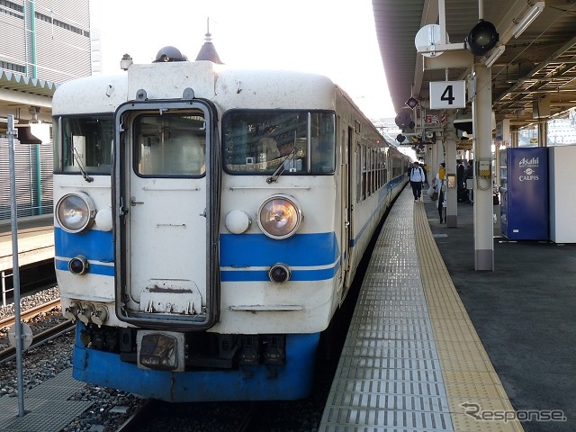 富山駅で発車を待つ北陸本線の普通列車。JR線は高岡～富山間の普通列車のみ利用できる。