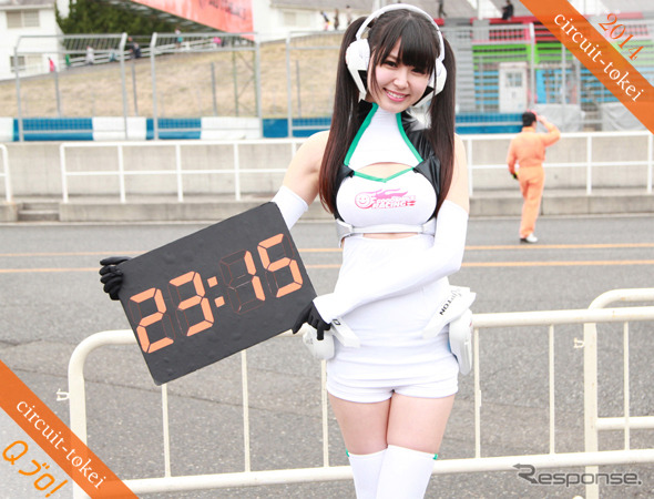 レースクイーンが時間をお知らせ…『サーキット時計』2014年度版登場!