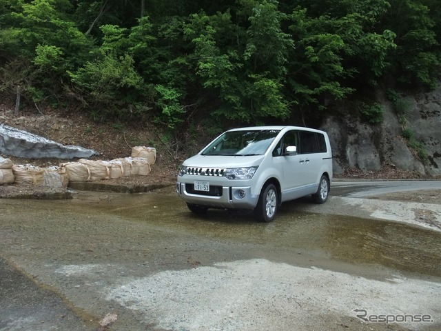 国道352号線の路上を融雪水が流れる。俗に言う“洗い越し”だ。