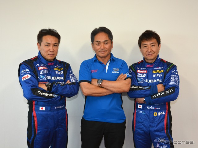 左からスバル・チームの吉田寿博選手、辰巳英治総監督、佐々木孝太選手