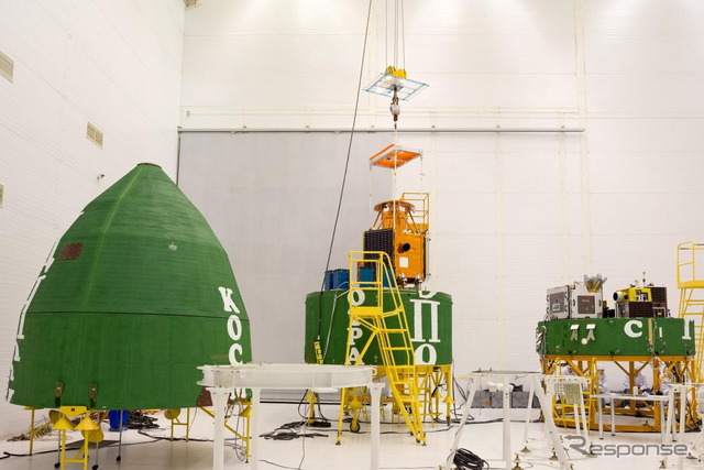 「ほどよし3号」と「ほどよし4号」など33機の衛星を搭載したドニエプルロケット(ヤスネ基地にて)
