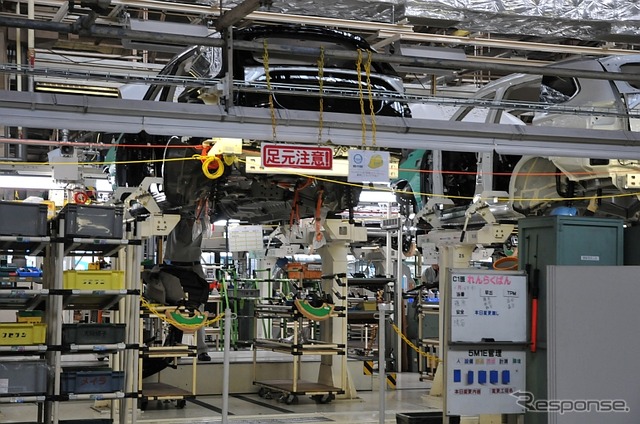 畳コンベアに立つ柱に車両が固定される