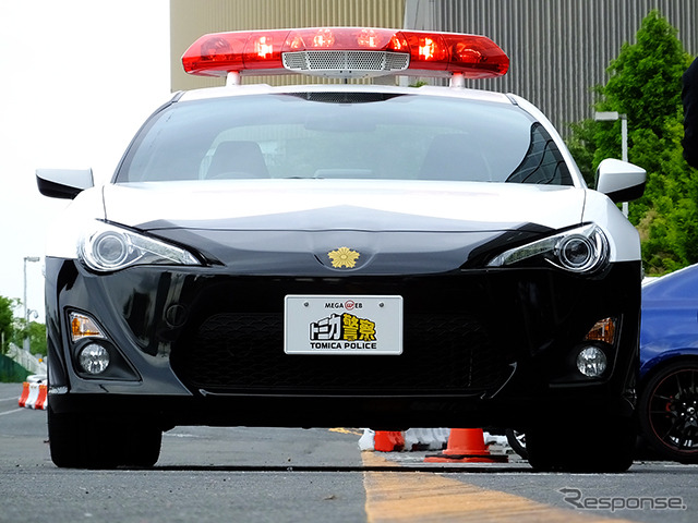 前面も警視庁パトカーの風格
