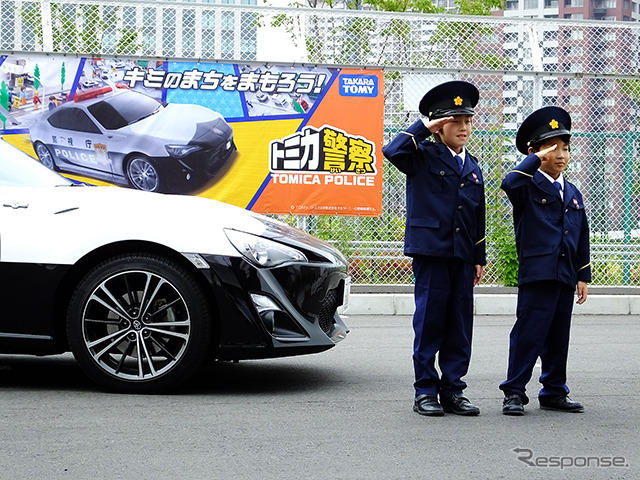 86パトカーの前で子どもたちも「キリッ」