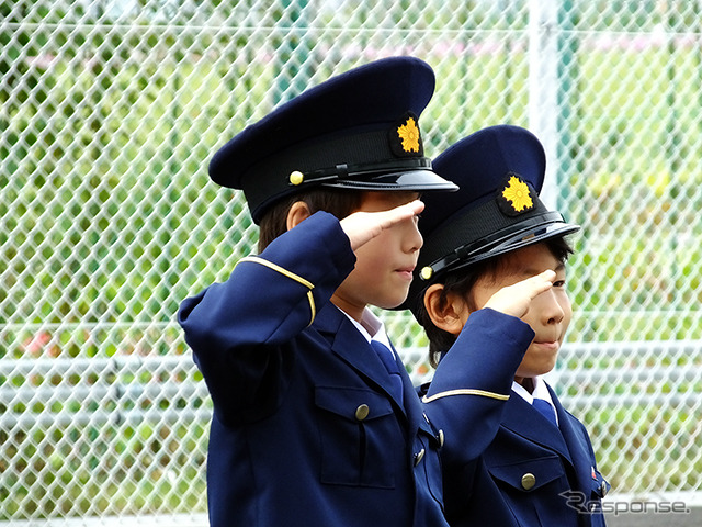 86パトカーの前で子どもたちも「キリッ」